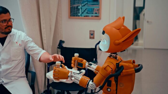 Pria memberikan botol robot di atas nampan