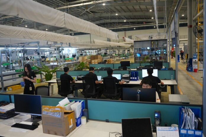 Orang yang bekerja di komputer di ruang kantor modern.